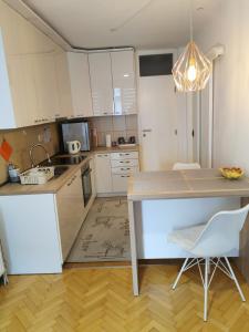 Dapur atau dapur kecil di Apartman Perry Bijeljina