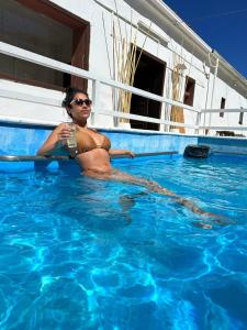una mujer en una piscina en un crucero en Hotel Termas del Salitre, en Mamiña
