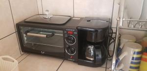 a black toaster oven sitting on a kitchen counter at Expresso Hostel in Sucre