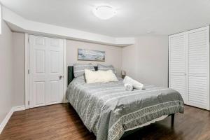 ein Schlafzimmer mit einem Bett mit einer Decke darauf in der Unterkunft Lakeside Retreat near Toronto in Mississauga