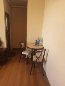 una mesa pequeña con 2 sillas y bebidas. en Hotel el LUCERO, en Oruro