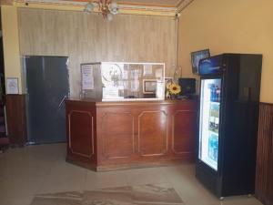 a store with a cash counter and a refrigerator at Hotel el LUCERO in Oruro