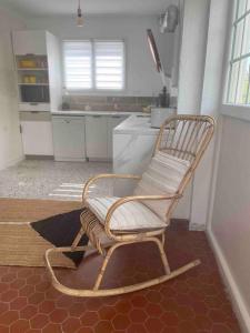 un fauteuil à bascule dans une chambre avec cuisine dans l'établissement Torreilles-Casa terracota-proche plage -festival port le Barcares, à Torreilles