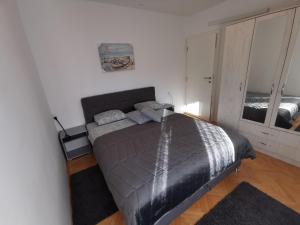 a bedroom with a large bed in a room at Apartman Perry Bijeljina in Bijeljina