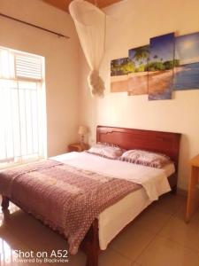 een slaapkamer met een bed en een raam bij Sunset 4 bedroom Family Villa in Kigali