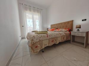 Zingarello的住宿－Villa Playa Paradise，一间卧室配有一张床、一张桌子和一个窗户。