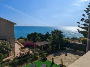 Zingarello的住宿－Villa Playa Paradise，享有海景。