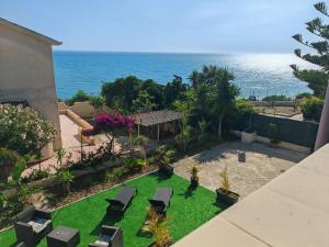 Zingarello的住宿－Villa Playa Paradise，享有带椅子的花园和大海的空中景致