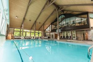 una gran piscina en un gran edificio en Quite in Nature en Edgar