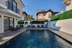 una piscina en el patio trasero de una casa en Dalyan Villa Saki, en Dalyan