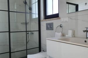 un baño con ducha y lavabo en Dalyan Villa Saki, en Dalyan 18 fotos más