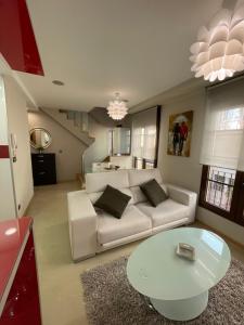 Duplex en Casco Histórico في ليون: غرفة معيشة مع أريكة بيضاء وطاولة