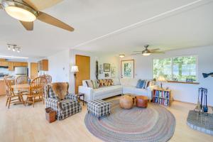 ein Wohnzimmer mit einer weißen Couch und einem Tisch in der Unterkunft Hoodsport Vacation Rental with Deck and Canal Views! in Hoodsport