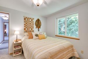 ein Schlafzimmer mit großem Bett und Fenster in der Unterkunft Hoodsport Vacation Rental with Deck and Canal Views! in Hoodsport