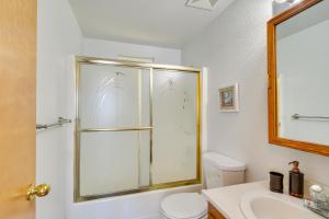 ein Badezimmer mit Dusche, Toilette und Waschbecken in der Unterkunft Hoodsport Vacation Rental with Deck and Canal Views! in Hoodsport + 17 Fotos