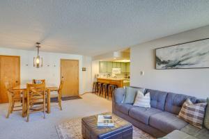 un salon avec un canapé et une table dans l'établissement Mountainside Paradise Ski-InandSki-Out Resort Condo, à Brian Head