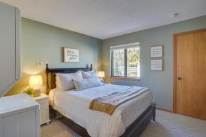 une chambre avec un grand lit et une fenêtre dans l'établissement Mountainside Paradise Ski-InandSki-Out Resort Condo, à Brian Head