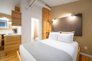 Postel nebo postele na pokoji v ubytování Sunwolf Riverside Cabins