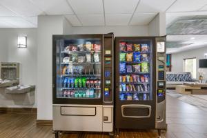 uma máquina de venda automática cheia de bebidas e refrigerantes em Best Western Plus Springfield Airport Inn em Springfield