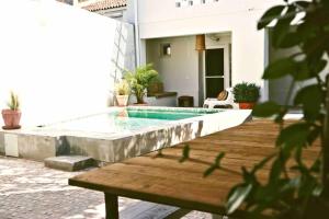 a swimming pool in the middle of a patio at Sopas e Descanso in Grândola