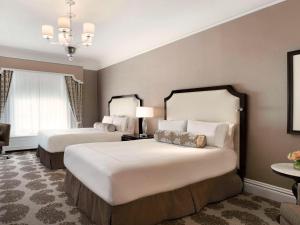 um quarto de hotel com duas camas e um lustre em Fairmont San Francisco em São Francisco