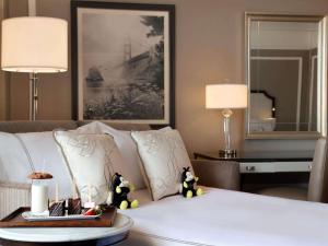 una camera d'albergo con letto con cuscini e vassoio di Fairmont San Francisco a San Francisco