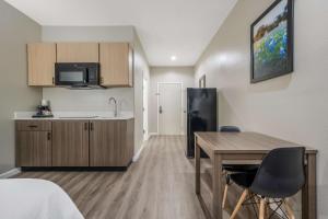 Cucina o angolo cottura di SureStay Studio by Best Western Conroe Downtown
