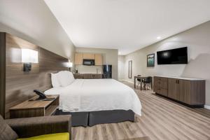 TV o dispositivi per l'intrattenimento presso SureStay Studio by Best Western Conroe Downtown