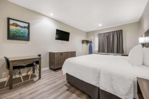 Letto o letti in una camera di SureStay Studio by Best Western Conroe Downtown