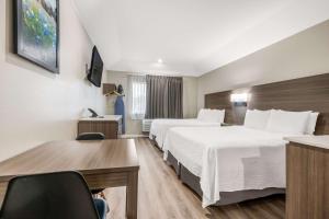 Postel nebo postele na pokoji v ubytování SureStay Studio by Best Western Conroe Downtown + 24 fotografií