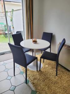 ブレッシントンにあるThree-Bedroom Home in Tulfarris Village, Wicklowの窓付きの客室で、白いテーブルと椅子が備わります。