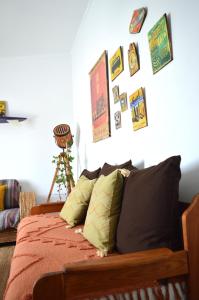 una camera da letto con un letto con un mucchio di foto appese al muro di Mola-Mola Sagres a Sagres