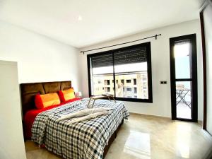 1 dormitorio con cama y ventana grande en Quiet Top-Floor Studio by Med Faculty & Tram Lines, en Casablanca