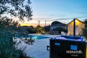 Majoituspaikassa "Les Lièvres" House Air-conditioned Relaxation Oasis with Pool & Jacuzzi tai sen lähellä sijaitseva uima-allas