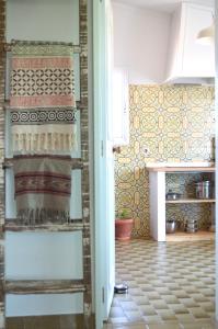 a kitchen with a shelf in a room at Mola-Mola Sagres in Sagres