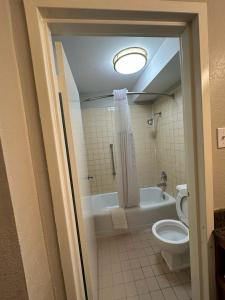 łazienka z wanną i toaletą w obiekcie Lanett Inn w mieście Lanett