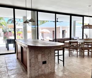 uma cozinha com uma grande ilha num quarto com janelas em Kaikai Beach House, un lujo en el Caribe em Las Terrenas