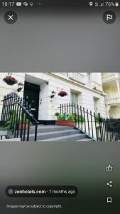 een foto van een huis met een zwart hek bij King garden hotel in Londen