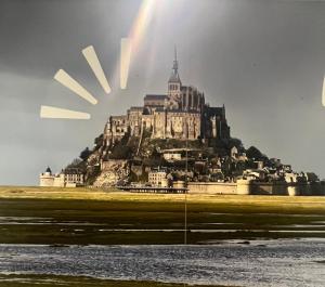 Un arcobaleno nel cielo sopra un castello di Beau Loft room proche mont saint Michel jaccuzi illimité en plein centre Avranches ad Avranches