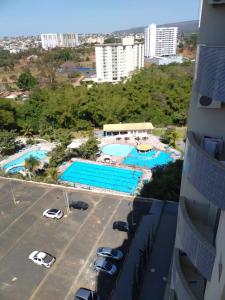 una vista aérea de un hotel con varias piscinas en Golden Dolphin Express, en Caldas Novas