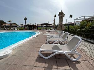 The swimming pool at or close to Villa Paraiso