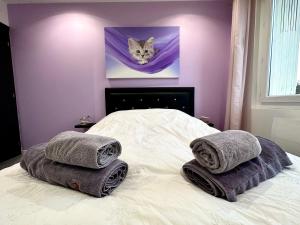 1 dormitorio con 1 cama con toallas en Los Angeles en Villeurbanne