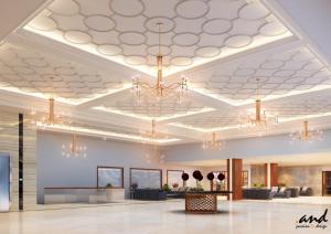 un vestíbulo con techo con lámparas de araña en Royal Convention center, en Pattāmbi