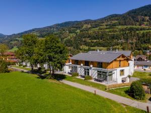 una vista aérea de una casa con un patio verde en Goldstern, en Sankt Lorenzen ob Murau