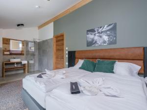 uma grande cama branca com toalhas em cima em Aquarius Haus 7 TOP 16 em Sankt Lorenzen ob Murau