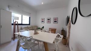 a living room with a white table and chairs at Depto SomoS in Colón