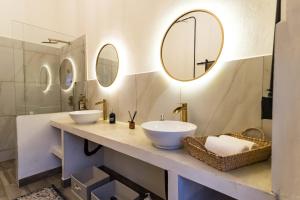 een badkamer met 2 wastafels en 2 spiegels bij Casa Ibarra in Acámbaro