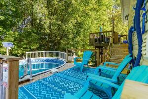 une terrasse avec des chaises bleues et une piscine dans l'établissement Fun & Cozy Retreat: Nature & Games, à Trenton