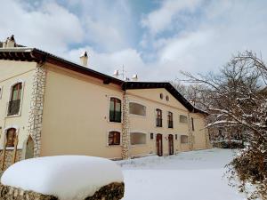 a building with snow in front of it at Le Masserie Case Vacanza in Villetta Barrea