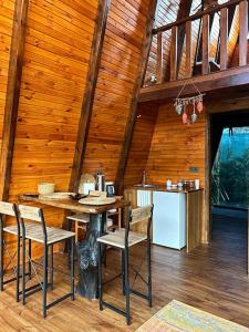 a kitchen with a table and chairs in a cabin at Doa Bungalov & Tiny House in Sapanca